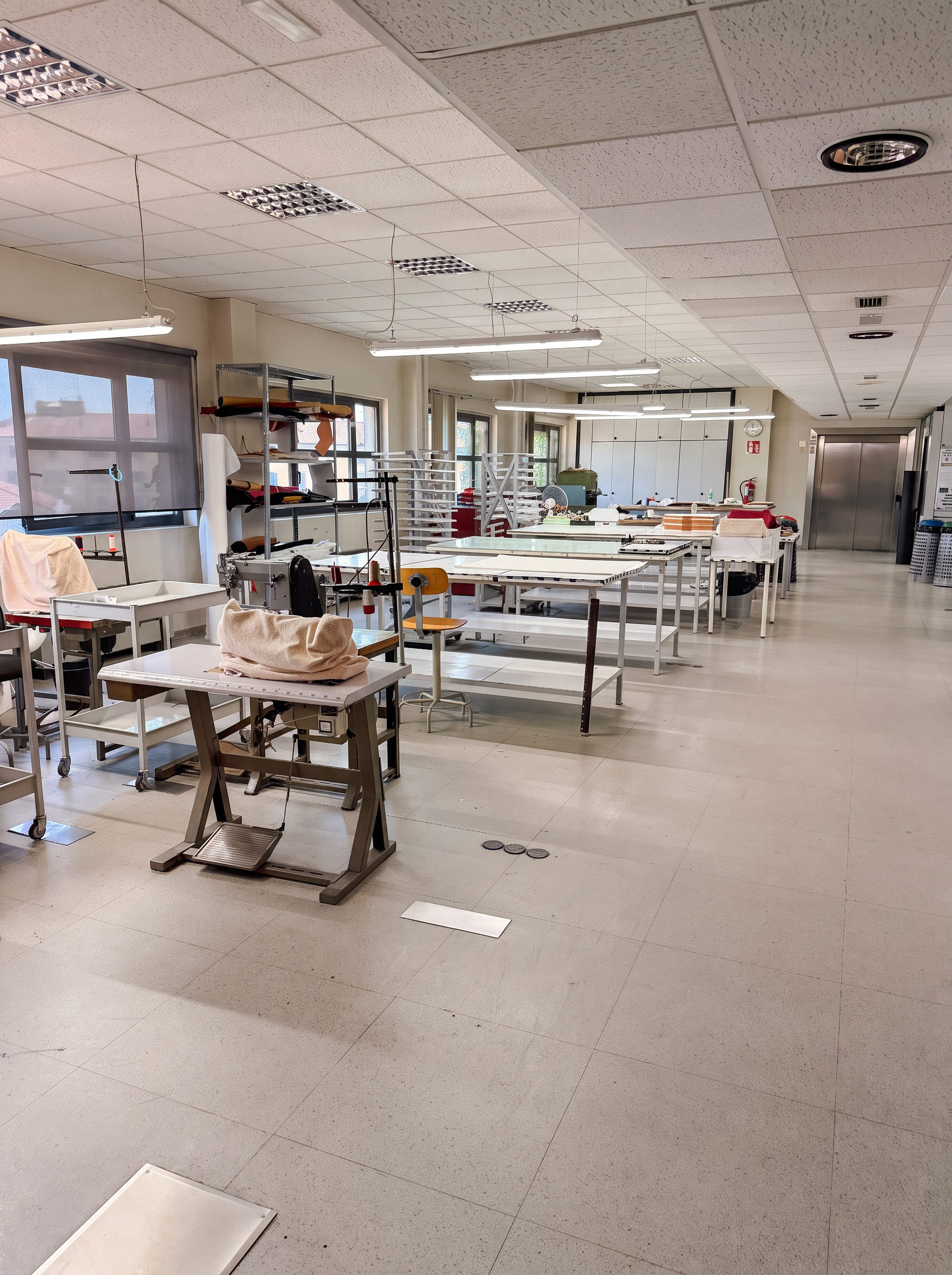 Laboratorio di pelletteria AMA Milano con postazioni di taglio e cucitura
