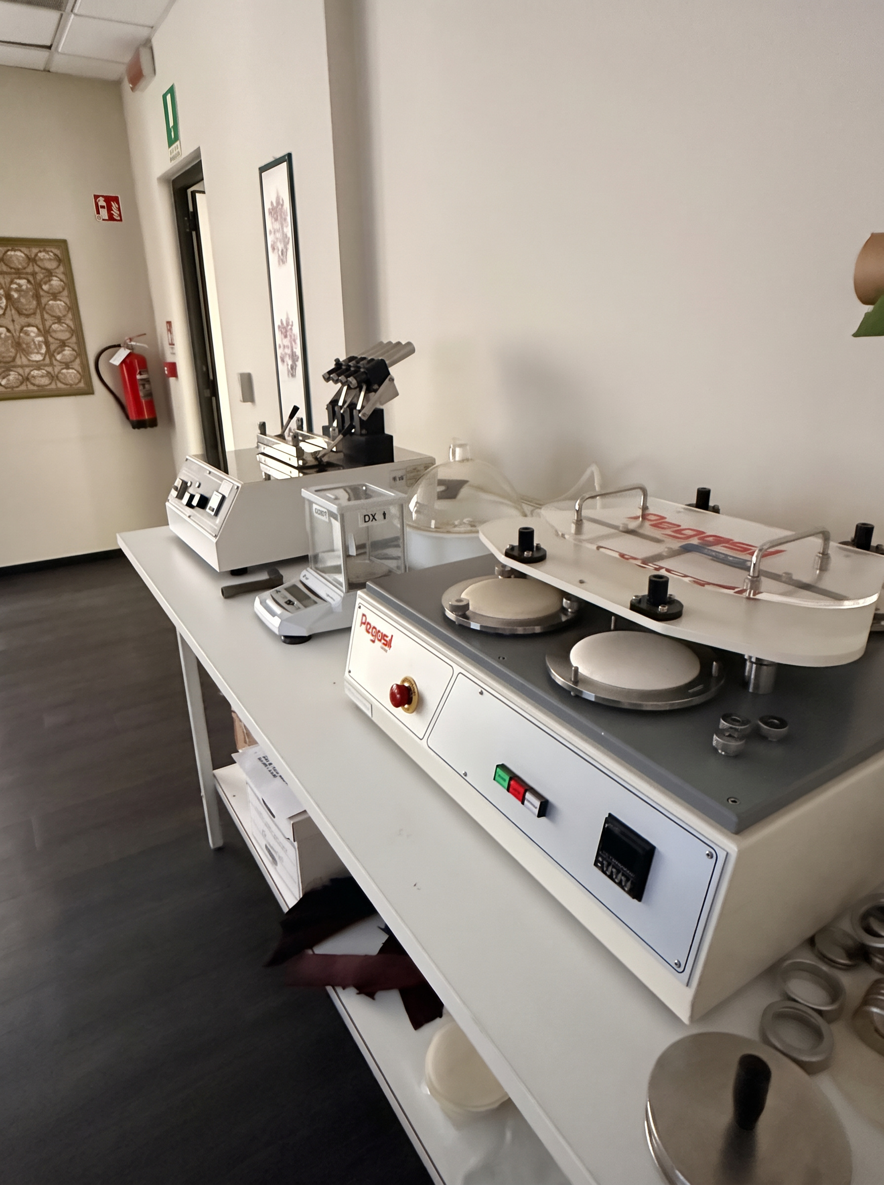 Strumenti per prove fisiche e di abrasione nel laboratorio AMA Milano
